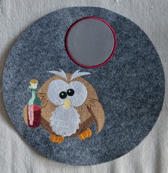 Vollstickdatei Eule mit Weinflasche
